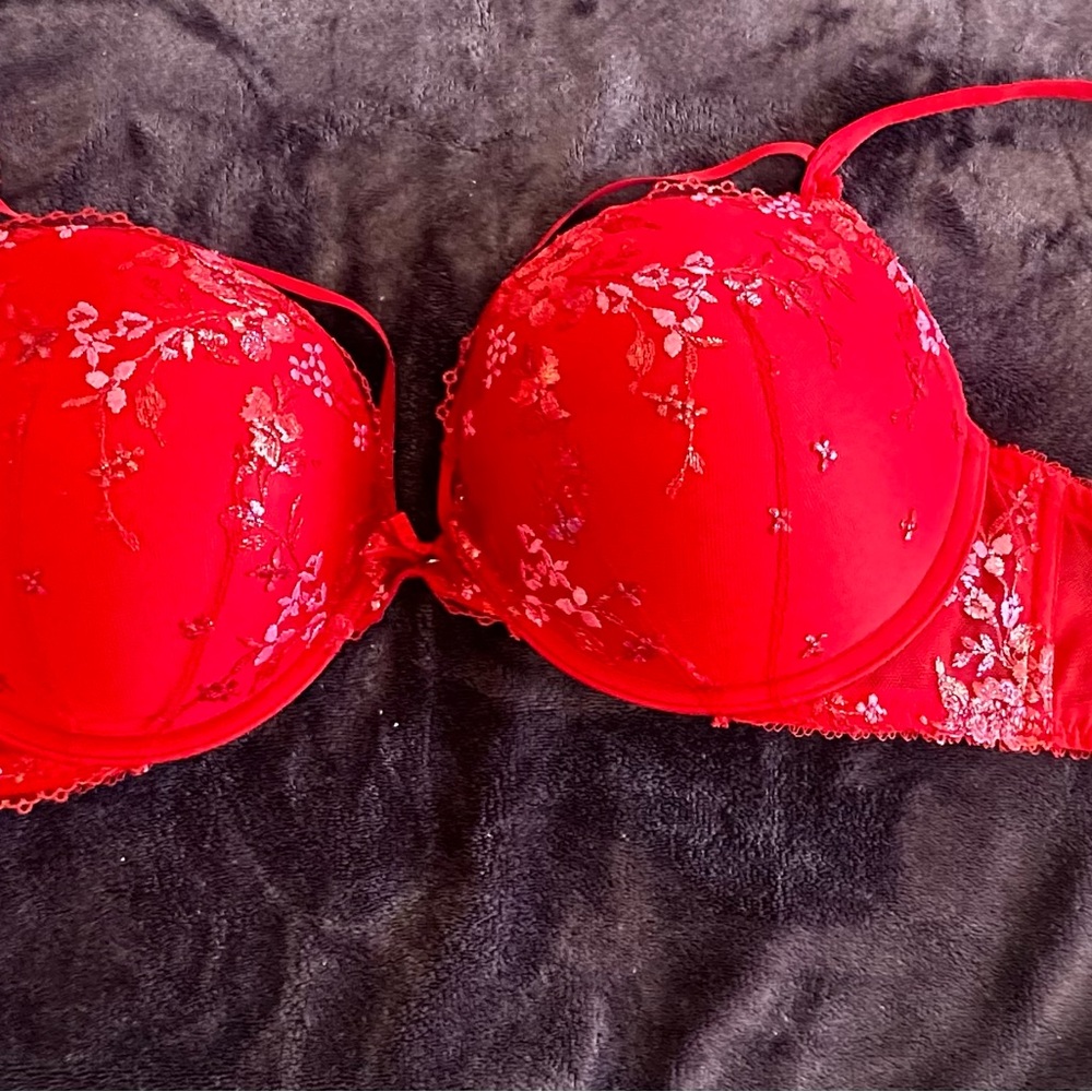 Elegant 36D Victoria’s Secret Bra